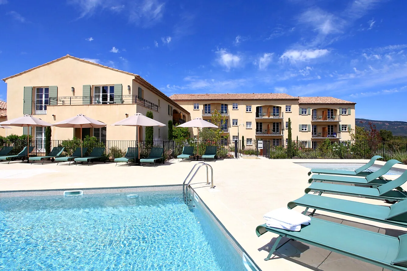 Domaine de Saint Endréol 4* - buitenzwembad bij de residentie