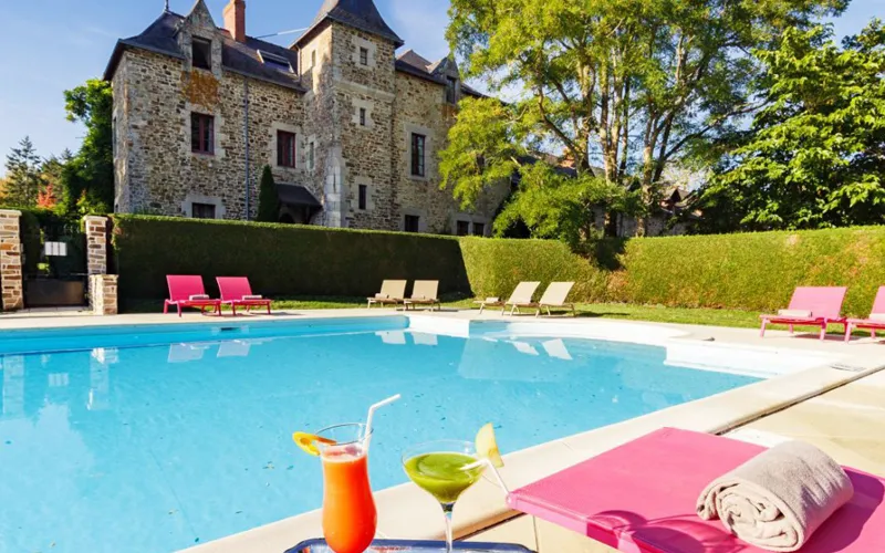Domaine de la Bretesche 5* - andere hoek verwarmd buitenzwembad van het domein