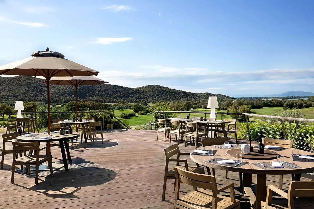 Argentario Golf & Wellness Resort 5* - terras van het clubhuisrestaurant met uitzicht op de baan