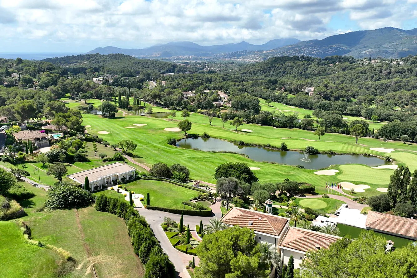Royal Mougins Resort 4* - luchtfoto van golfbaan, meer en hotel met de heuvels van de Côte d'Azur