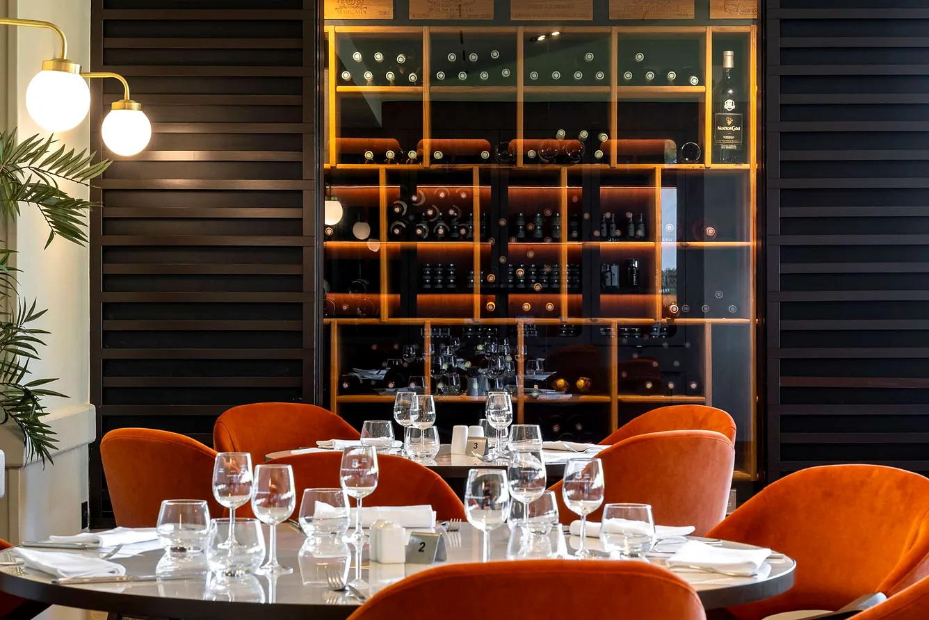 Mercure Omaha Beach 4* - restaurant À l'Épicerie met wijnkast