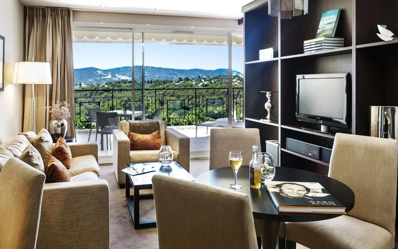 Royal Mougins Resort 4* - slaapkamer van een Suite Deluxe met terras