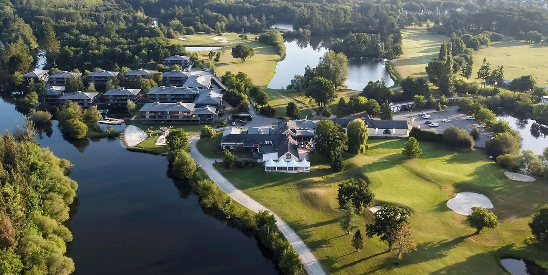 Domaine de Cicé-Blossac 4* - luchtfoto van het domein met meren en golfbaan