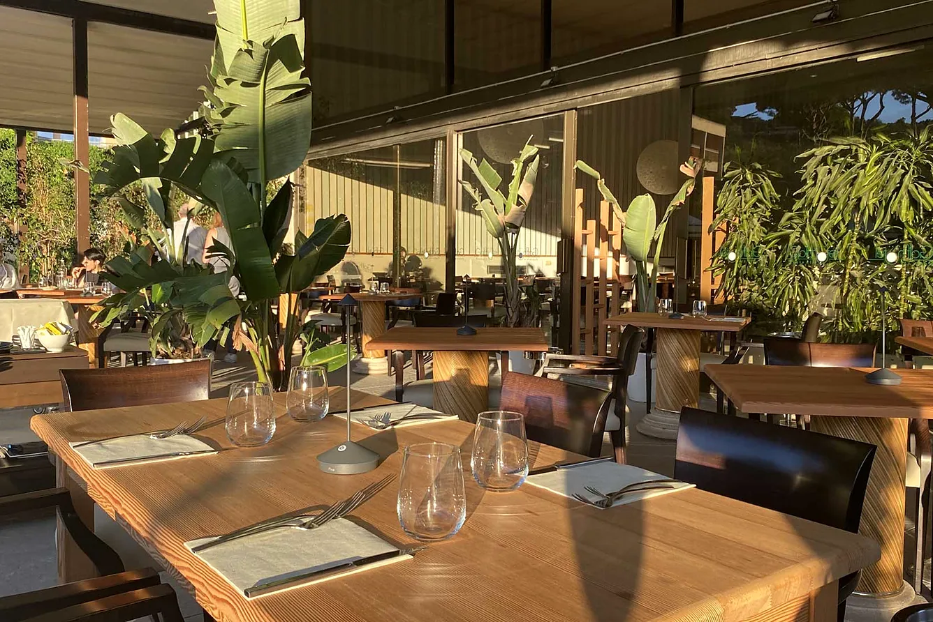 Golf Hotel Punta Ala 4* - patio van de pool bar met groene planten