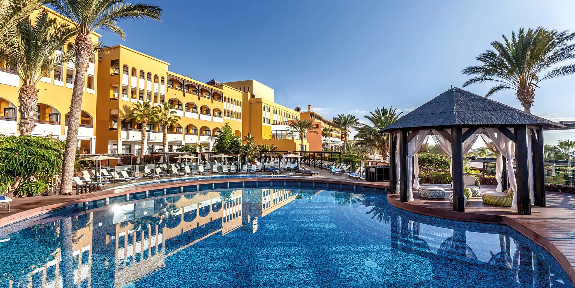 Occidental Jandía Royal Level 4* - zwembad met paviljoen bij het hotel