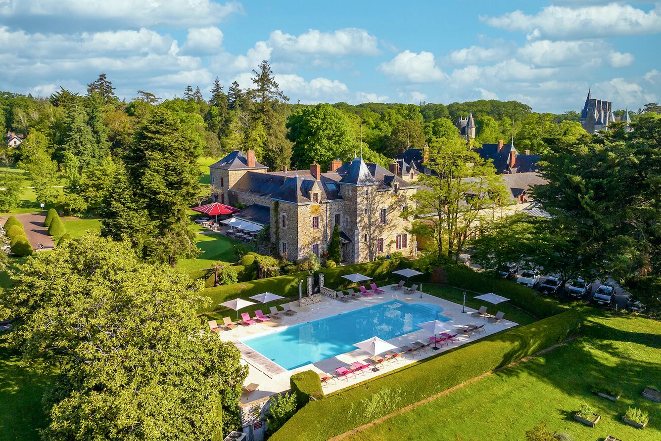 Domaine de la Bretesche 5* - luchtfoto van het domein met kasteel en zwembad