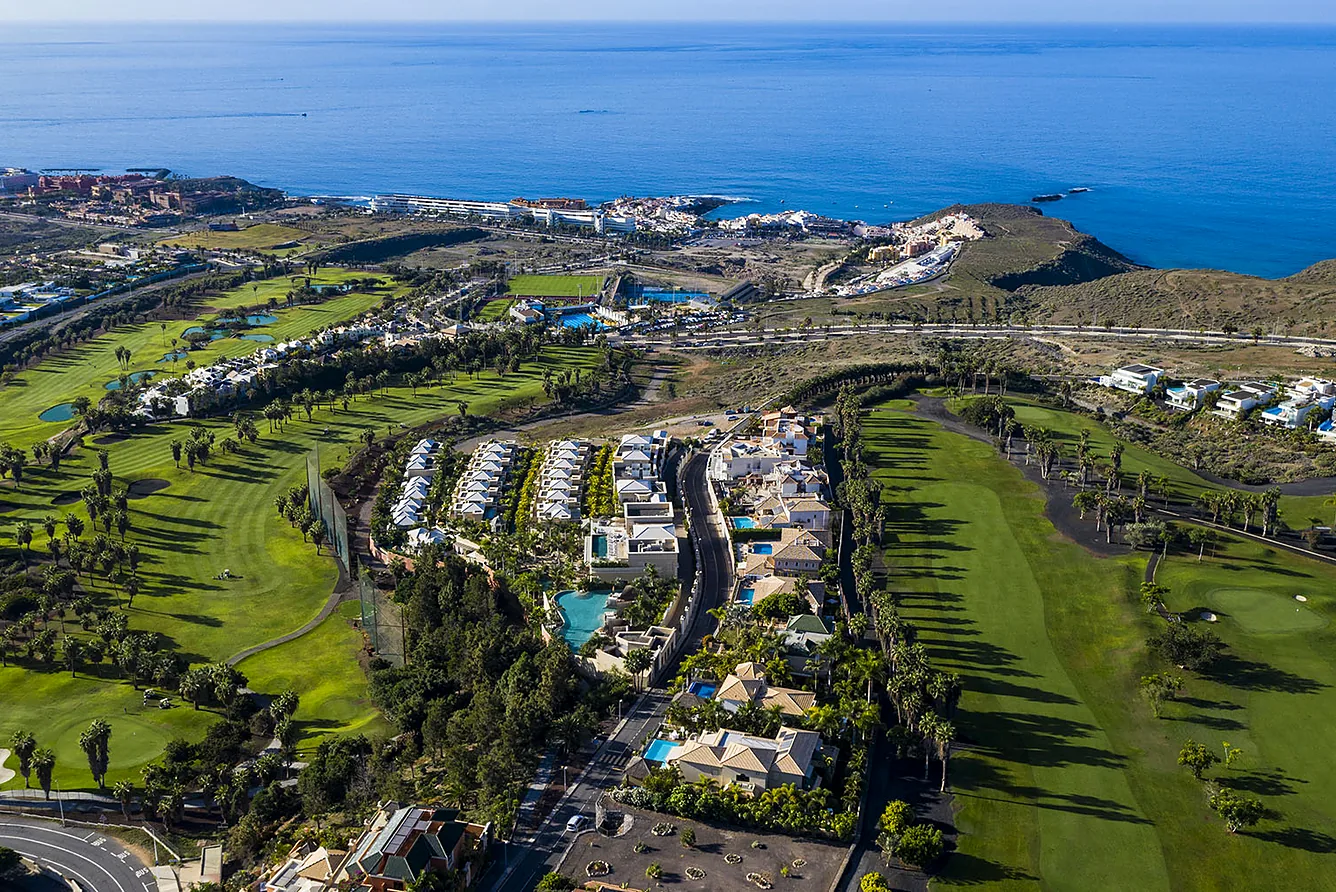 Hotel Suite Villa María 5* - luchtfoto van het villacomplex en Golf Costa Adeje
