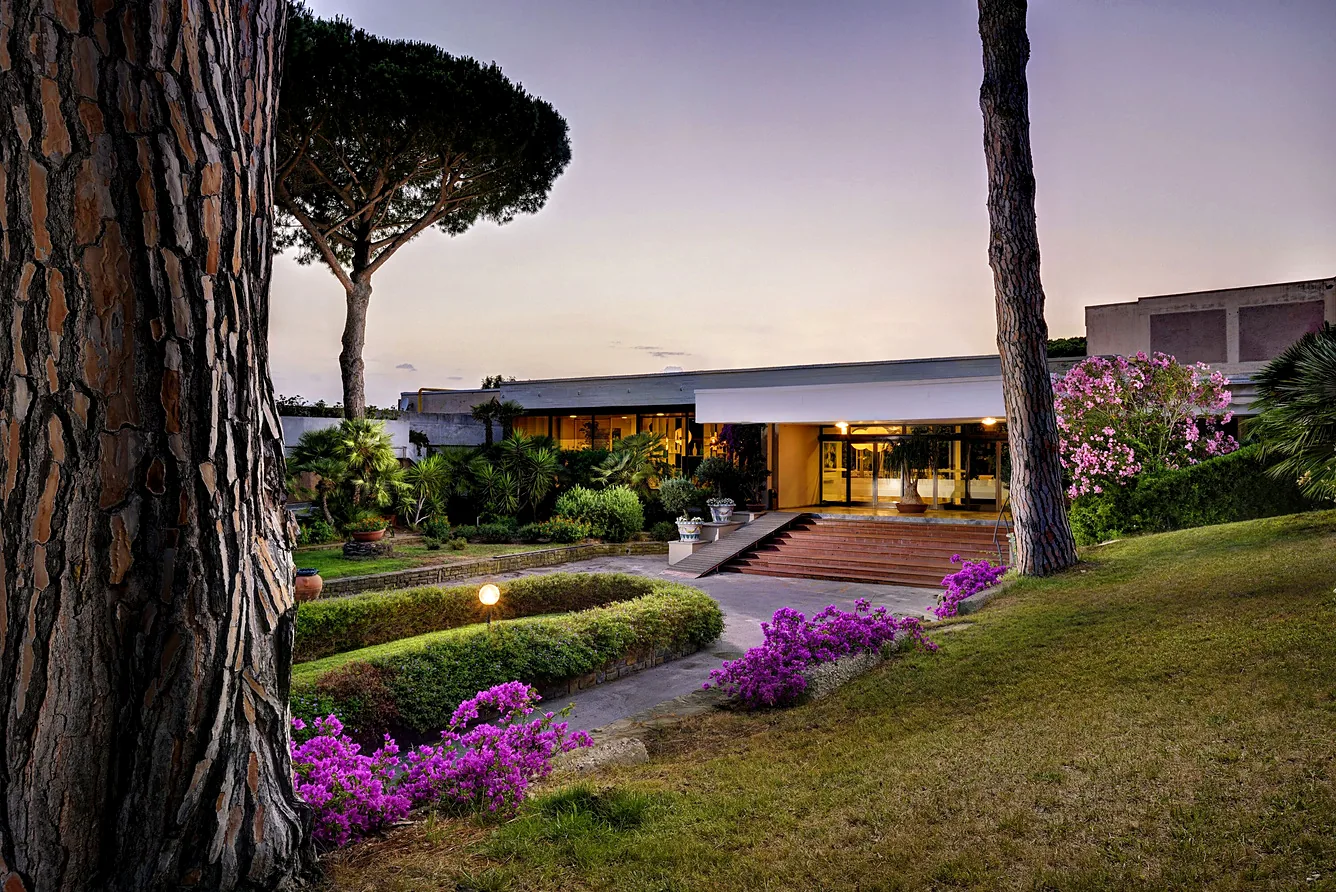 Golf Hotel Punta Ala 4* - entree met tuin en bloeiende bougainville