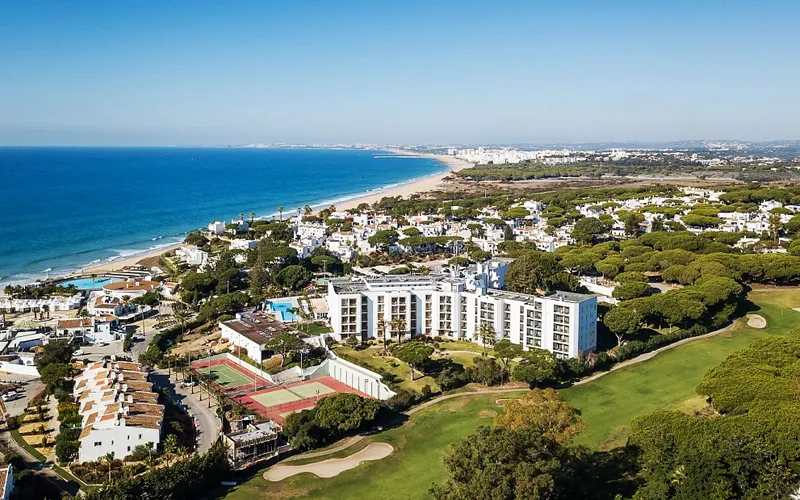 Hoofdgebouw van Dona Filipa Hotel met zicht op de Atlantische Oceaan