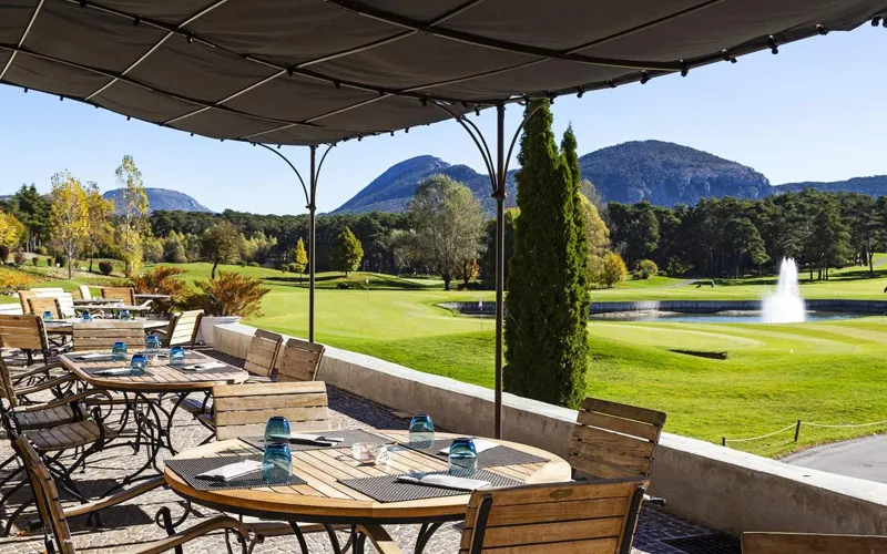 Château de Taulane 4* - terras van Trattoria da Mario met uitzicht op de baan en de bergen