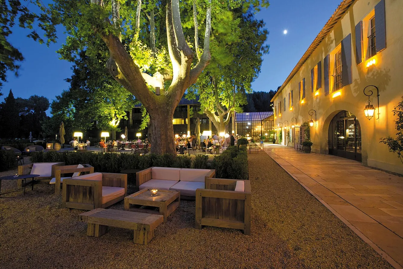Domaine de Manville 5* - verlichte binnenplaats in de avond