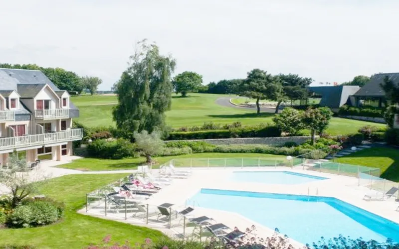Mercure Omaha Beach 4* - uitzicht op golfbaan en verwarmd buitenzwembad met ligstoelen