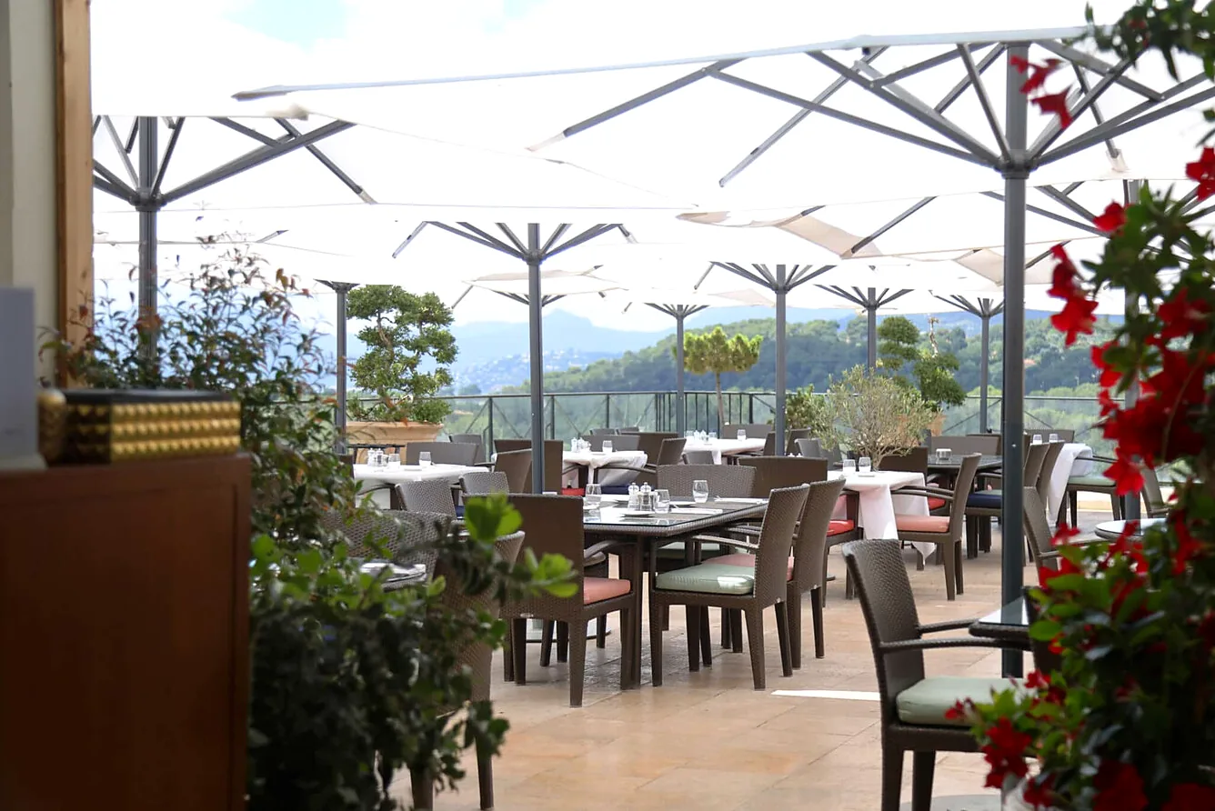 Royal Mougins Resort 4* - panoramaterras van het restaurant met uitzicht op de heuvels