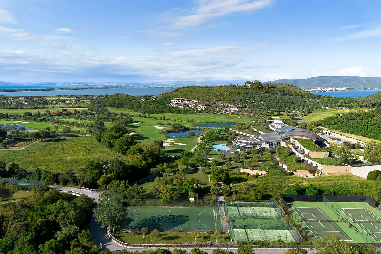 Argentario Golf & Wellness Resort 5* - luchtfoto van het resort met de lagune van Orbetello
