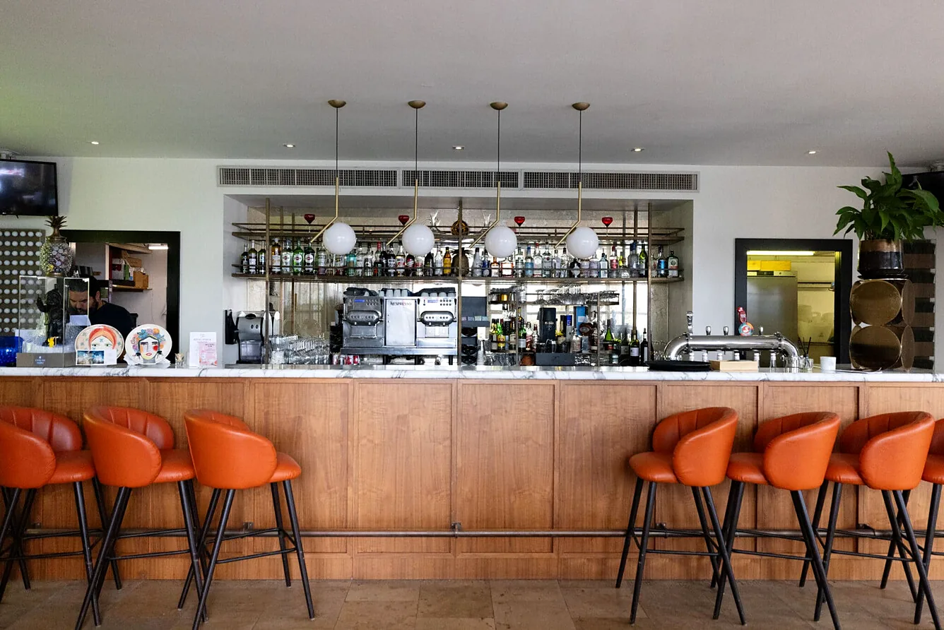 Royal Mougins Resort 4* - bar met oranje barkrukken