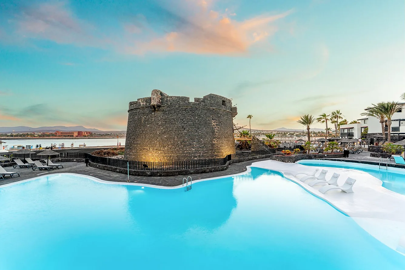 Barceló Fuerteventura Castillo 4* - zwembad bij het kasteel in de avond