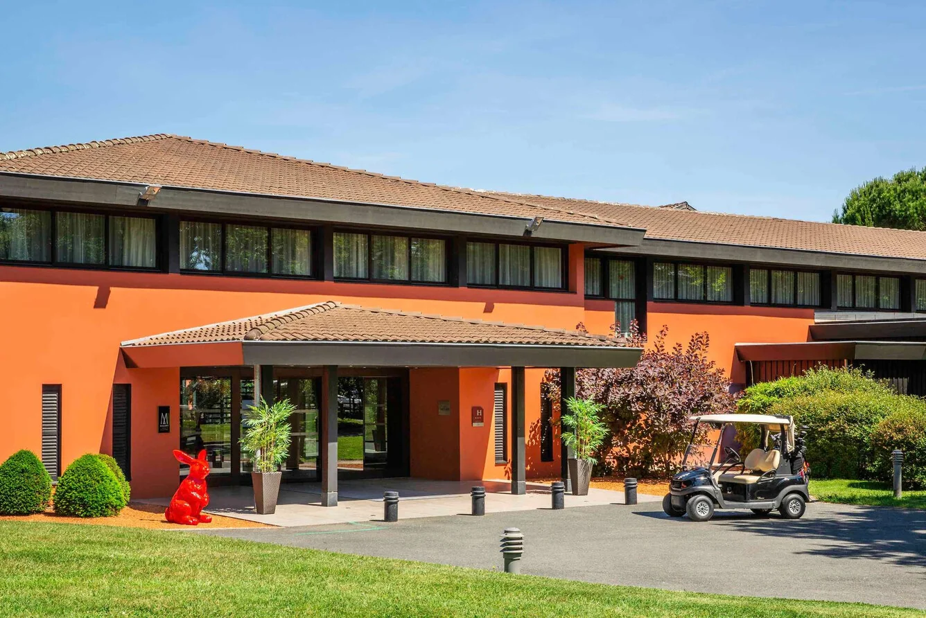 Cabot Bordeaux 4* - entree van het hotel met golfbuggy
