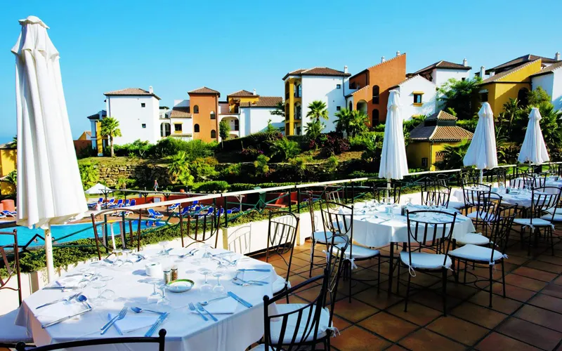 Restaurant The Terrace van OKU Andalusia onder de pergola