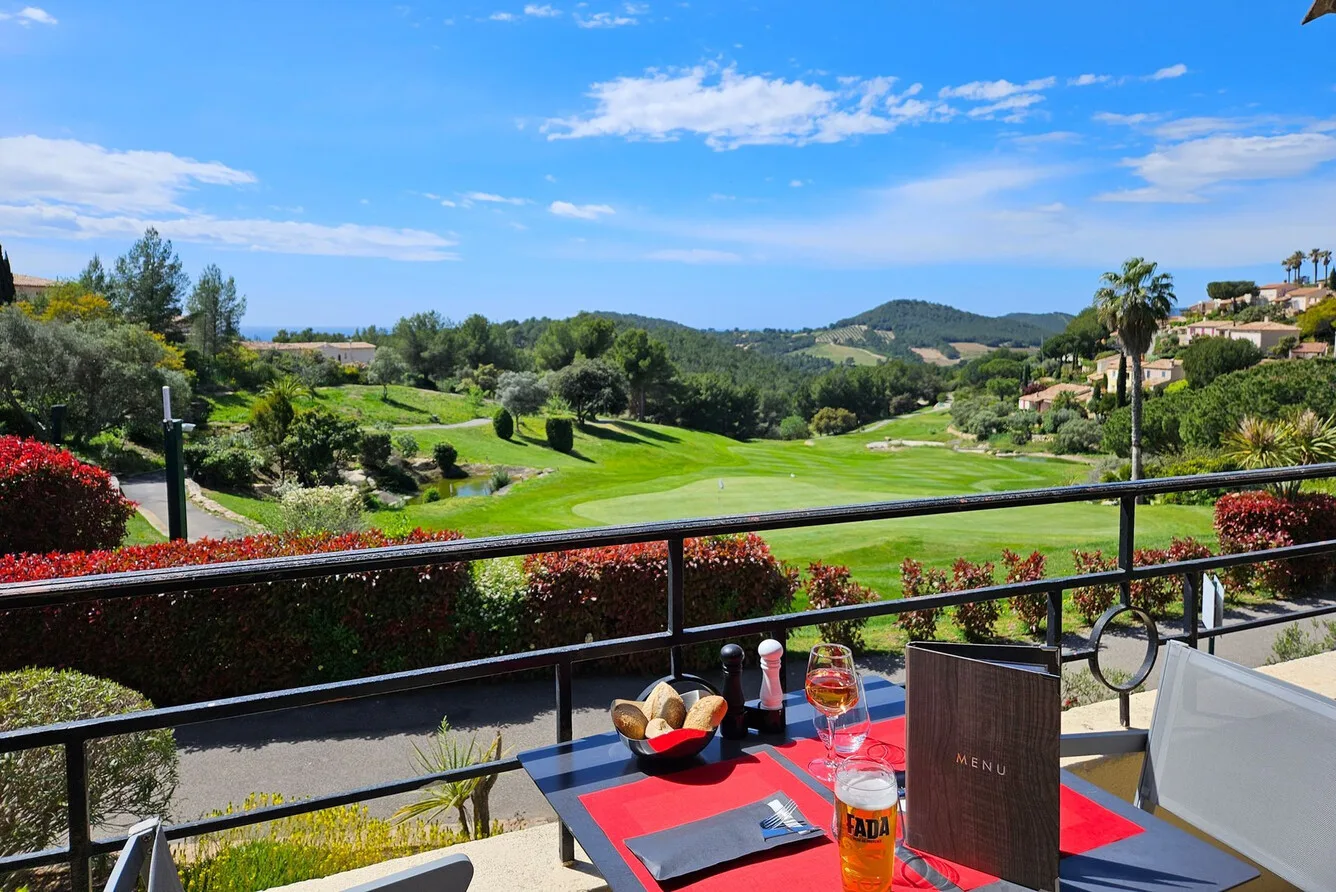 Le Frégate Provence 4* - terras van restaurant La Restanque met uitzicht op de baan