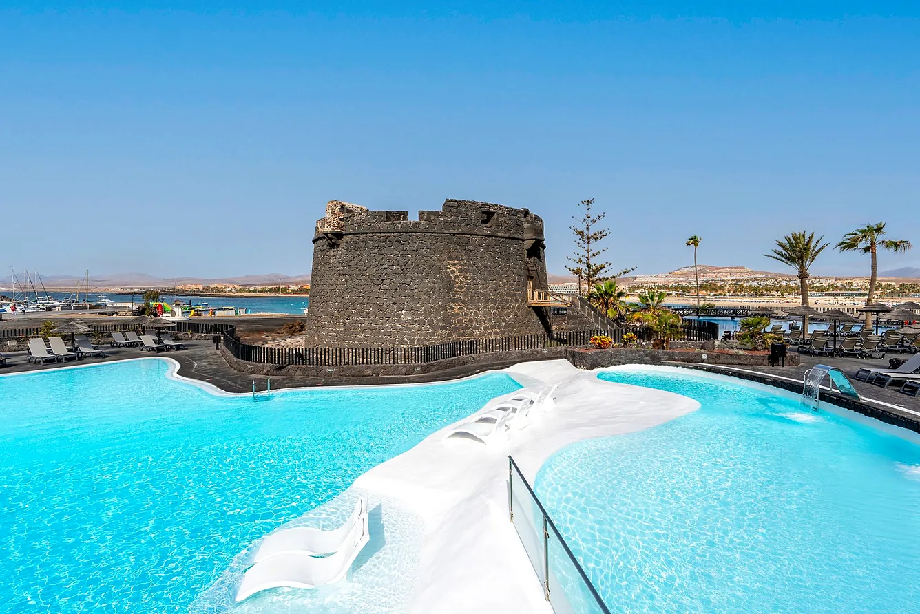 Barceló Fuerteventura Castillo 4* - zwembad met het kasteel van Caleta de Fuste