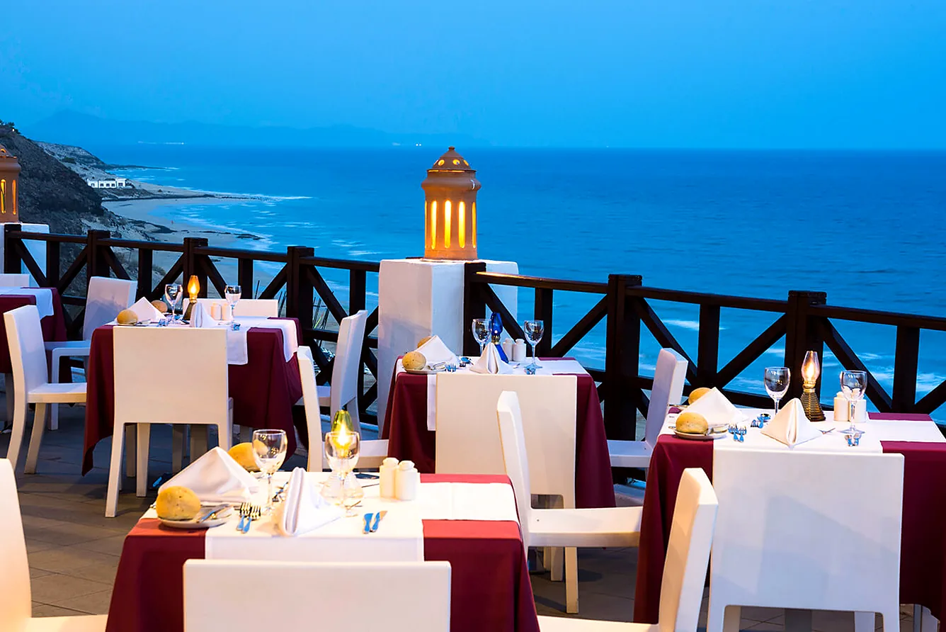 Club Jandía Princess 4* - terras van restaurant La Choza bij avond