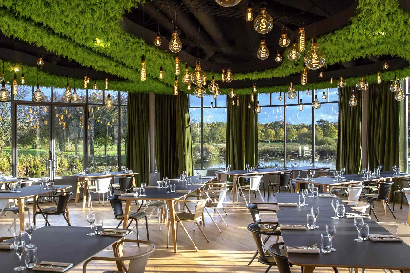 Mercure Chantilly Resort 4* - restaurant A l'Epicerie met uitzicht op de baan