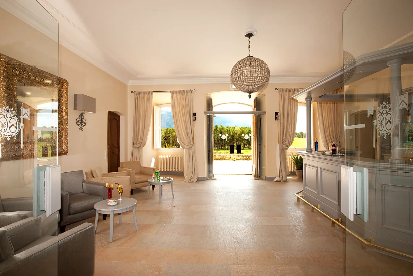 Château de Taulane 4* - ontvangsthal met zithoek