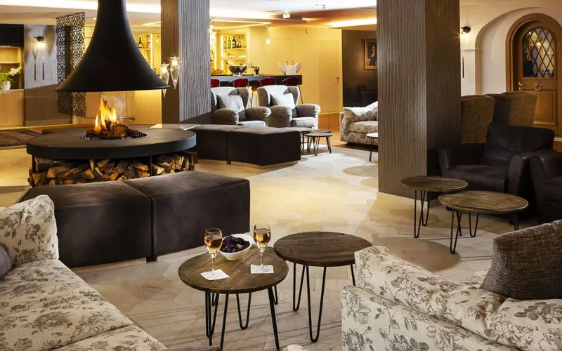 Château de Taulane 4* - salon met ronde open haard