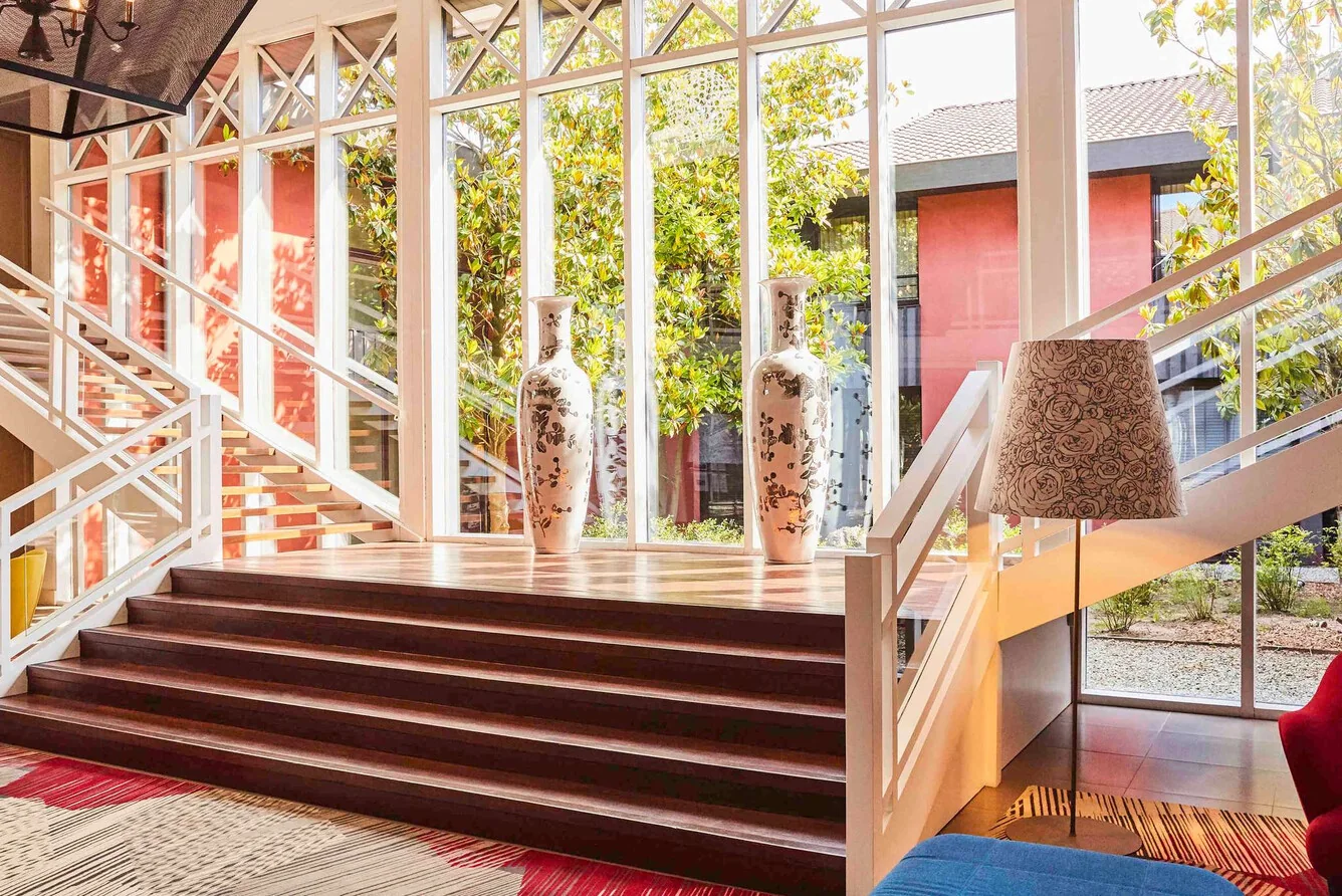 Cabot Bordeaux 4* - licht atrium met houten trap