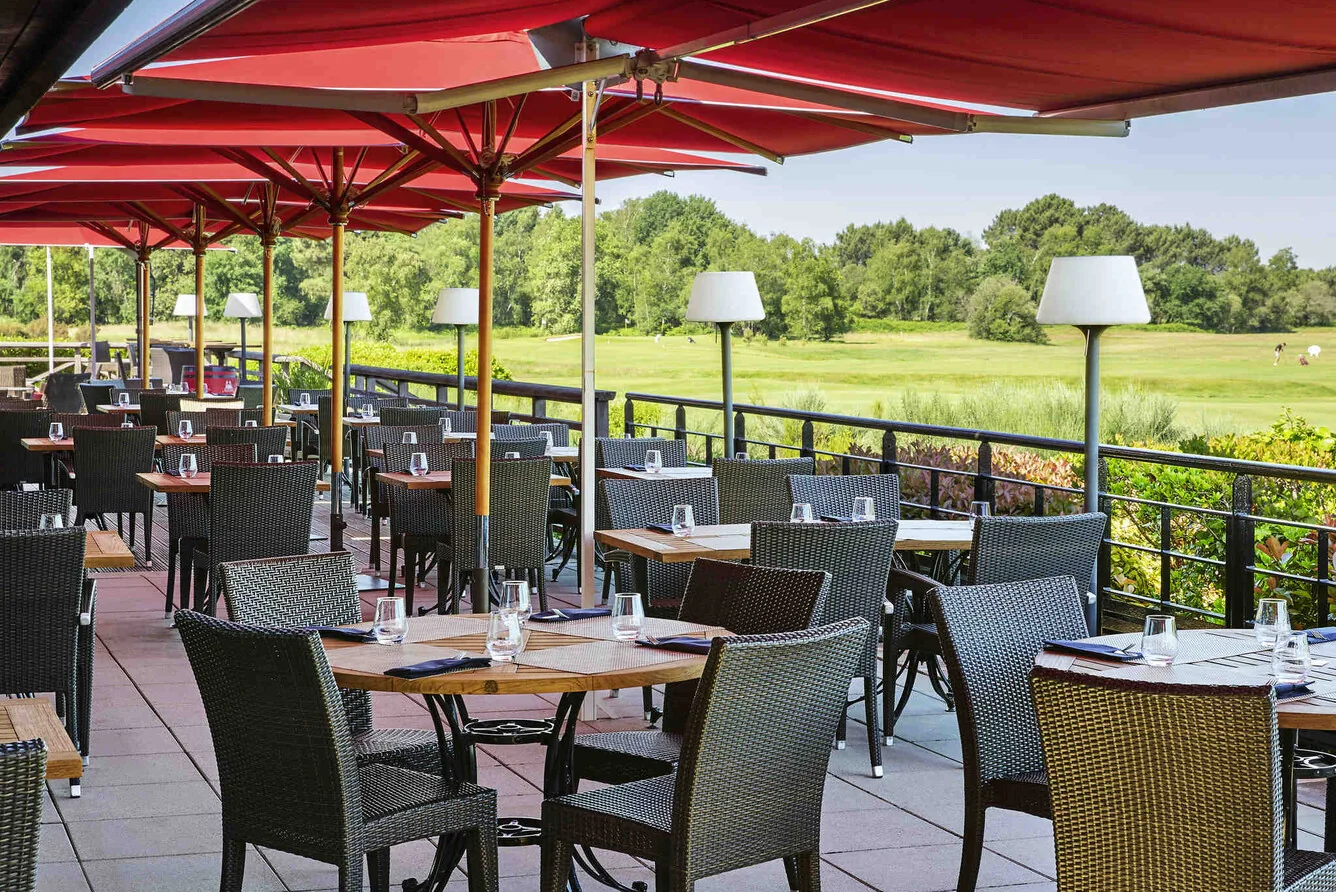 Cabot Bordeaux 4* - restaurantterras aan de golfbaan
